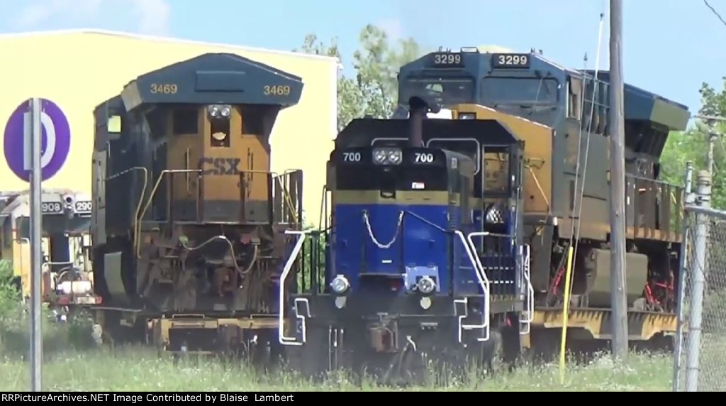 NREX 700 shoving wrecked CSX units